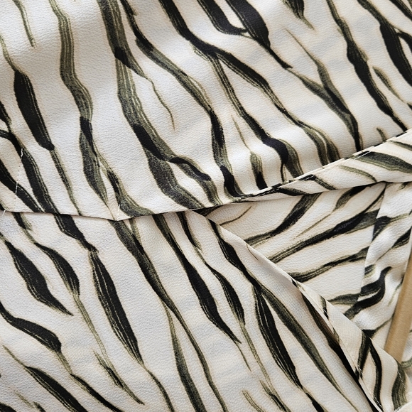 Vince Camuto 1x green and ivory open collar blouse - Picture 9 of 16